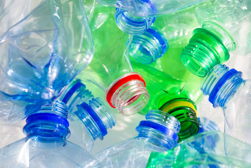 Cómo vender botellas de plástico recicladas - 6 pasos