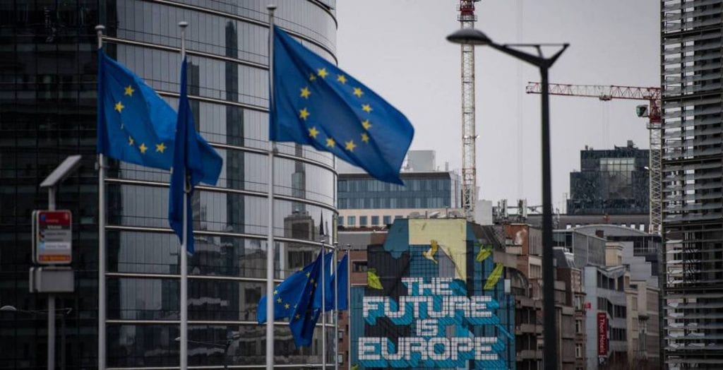 Sede de la Comisión Europea, y a su lado, una obra del artista belga NovaDead con un mensaje europeísta.