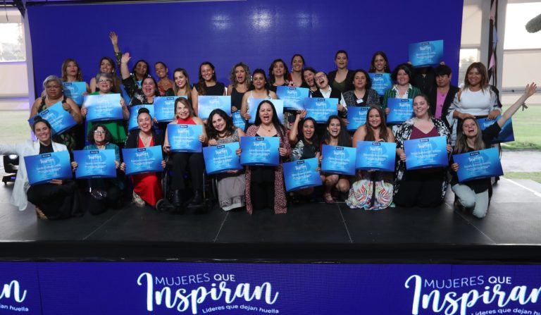 Banco de Chile entrega reconocimiento “Mujeres que Inspiran” a 40 microempresarias y líderes de organizaciones sociales