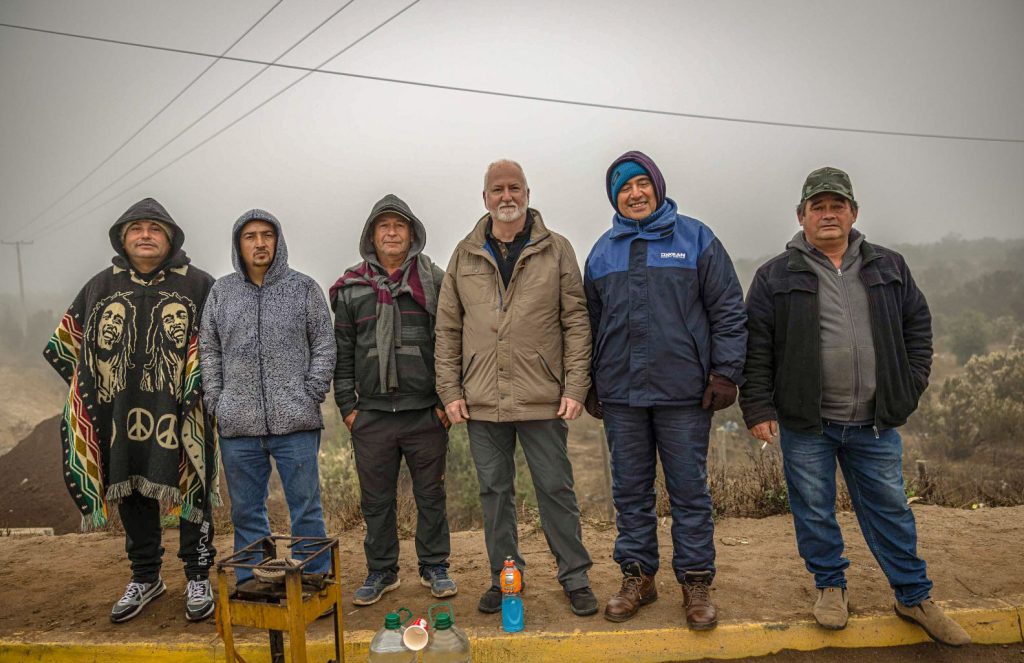 Durante su visita a al región de Valparaíso, Eric Rasmussen (al centro) se reunió con pescadores de la bahía de Quintero. (Fotos: Lorenzo Moscia; https://lorenzomoscia.com/)