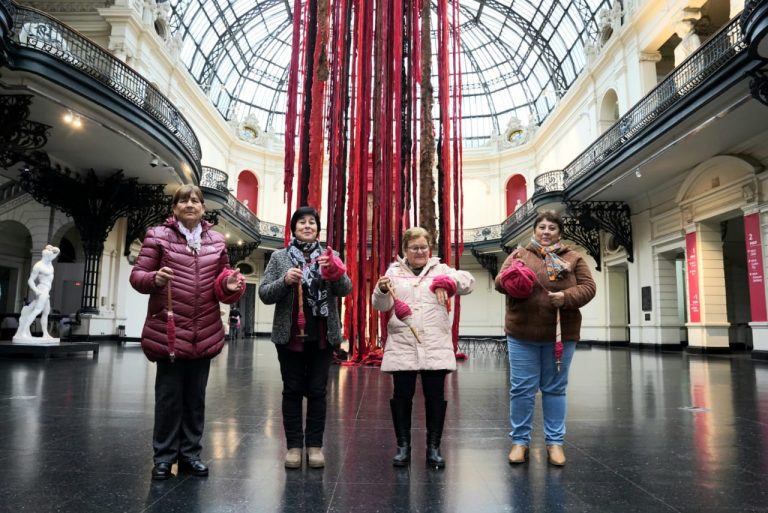 Posicionan lana hilada a mano de artesanas de Cauquenes en exposición de reconocida artista Cecilia Vicuña en Museo Nacional de Bellas Artes