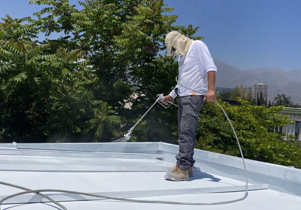 La pintura se suele aplicar en los techos de las casas y es ultrablanca para reflejar los rayos UV del sol.