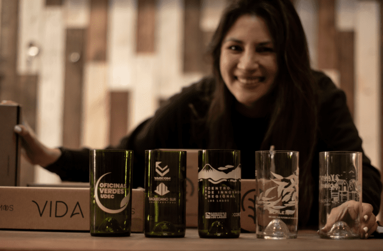 Vivo en Pass: en Puerto Montt fabrican vasos suprarreciclados con foco en regalos corporativos